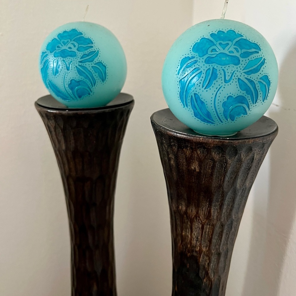 Set of 2 Candle Holders Hand Carved Wooden with 4 x Embossed Round Candles NEW - Picture 2 of 4